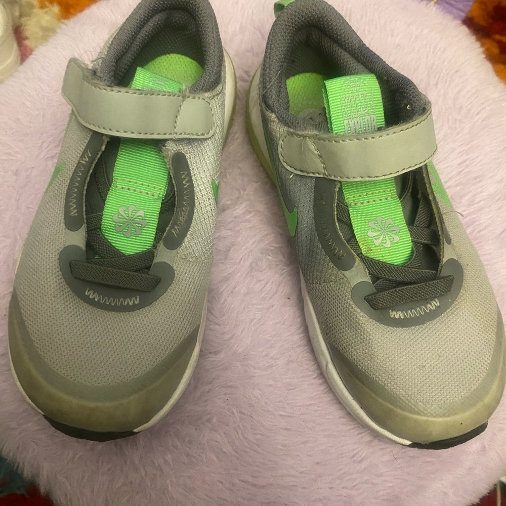 Toddler Nike grey & green
